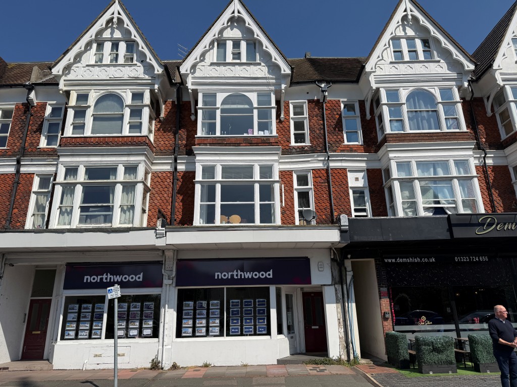 Lot: 78 - FREEHOLD MIXED USE INVESTMENT IN TOWN CENTRE - Front view of property from South Street